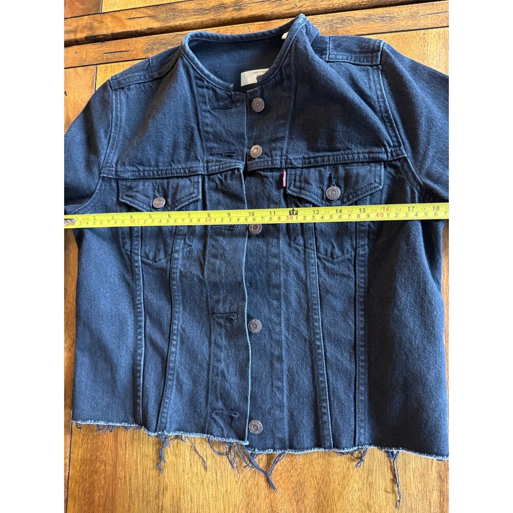 Levi’s Altered Trucker Black Cropped Denim Jacket Raw Hem Women’s Small - Picture 6 of 12